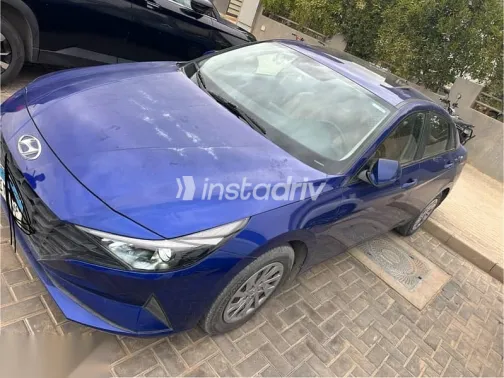 هيونداي إلنترا 2021 أزرق غامق مستعملة للبيع - 3