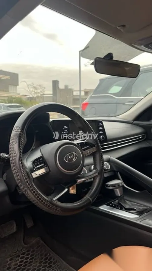 هيونداي إلنترا 2021 أزرق غامق مستعملة للبيع - 4