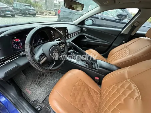 هيونداي إلنترا 2021 أزرق غامق مستعملة للبيع - 5