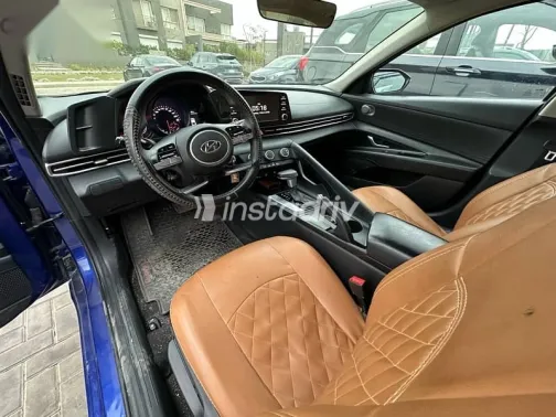 هيونداي إلنترا 2021 أزرق غامق مستعملة للبيع - 7