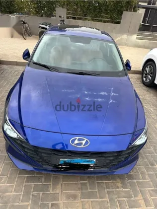 هيونداي إلنترا 2021 أزرق غامق مستعملة للبيع