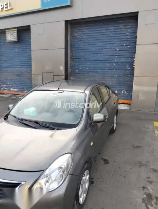 نيسان صنى 2013 رمادي مستعملة للبيع - 4