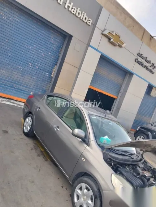 نيسان صنى 2013 رمادي مستعملة للبيع - 5