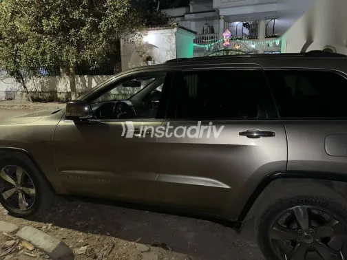 جيب شيروكي 2016 ذهبي مستعملة للبيع - 5