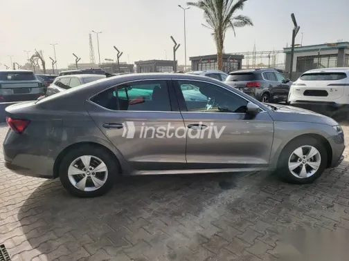 سكودا اوكتافيا 2022 رمادي مستعملة للبيع - 2