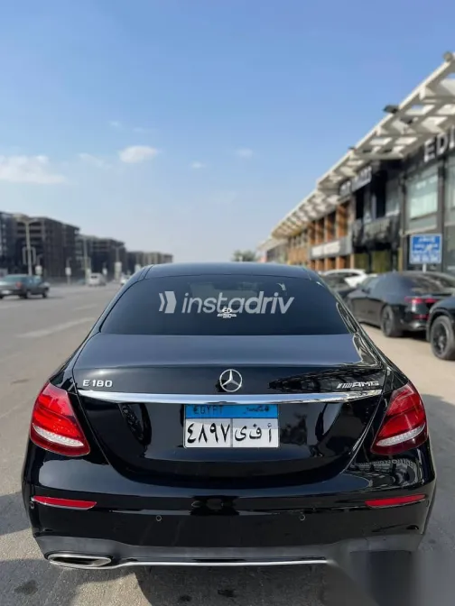 مرسيدس E 180 2018 أسود مستعملة للبيع - 3