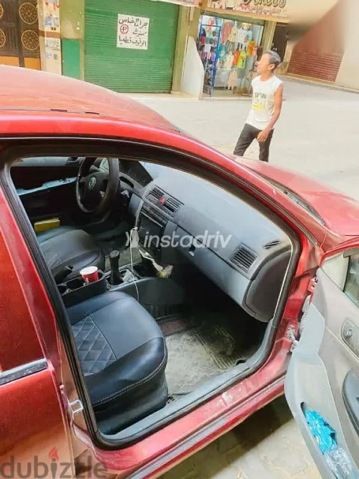 سكودا فابيا 2001 أحمر مستعملة للبيع - 3