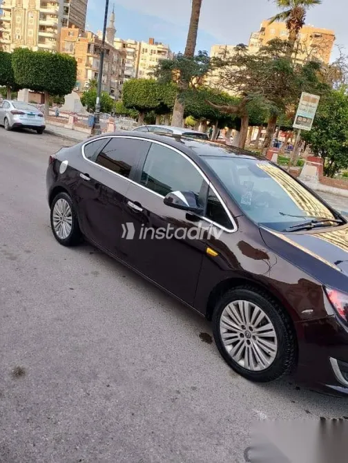 اوبل أسترا 2015 بني مستعملة للبيع - 4