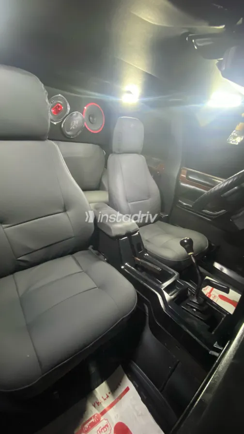 جيب شيروكي 1995 أبيض مستعملة للبيع - 9