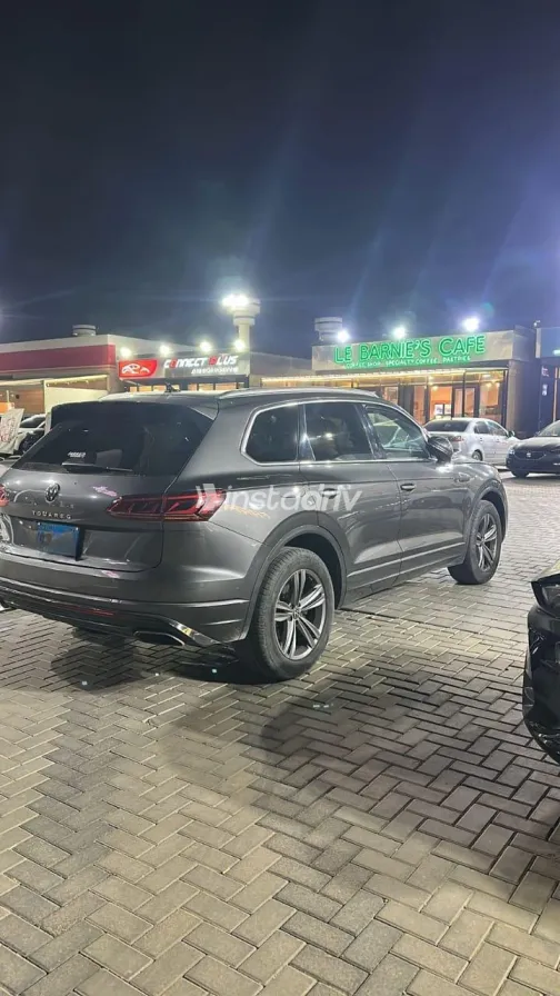 فولكس فاغن طوارق 2022 أبيض مستعملة للبيع - 1