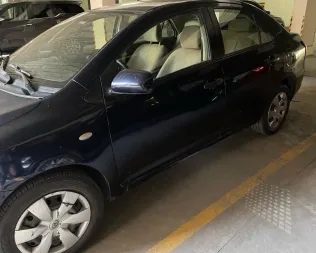 تويوتا ياريس 2007 أبيض مستعملة للبيع