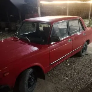 لادا 2105 1983 أحمر مستعملة للبيع