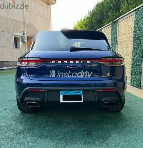 بورش ماكان 2022 أزرق غامق مستعملة للبيع - 1