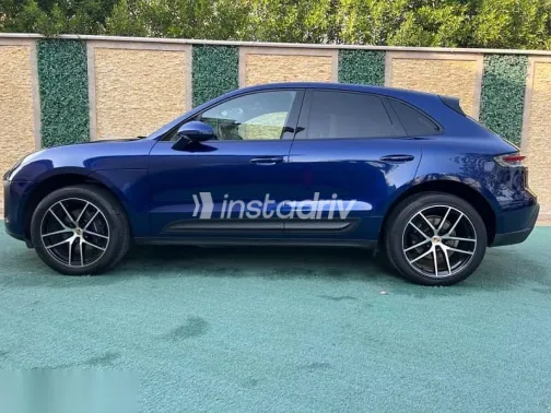 بورش ماكان 2022 أزرق غامق مستعملة للبيع - 3