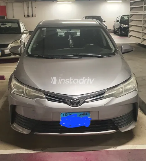 تويوتا كورولا 2018 أبيض مستعملة للبيع - 3