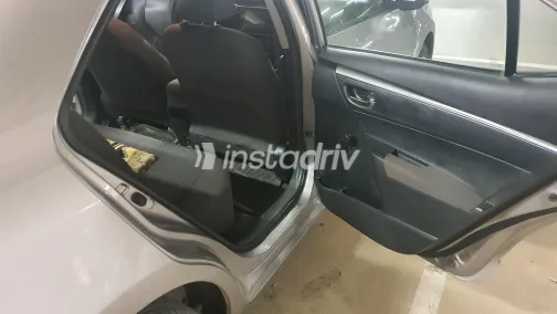 تويوتا كورولا 2018 أبيض مستعملة للبيع - 4