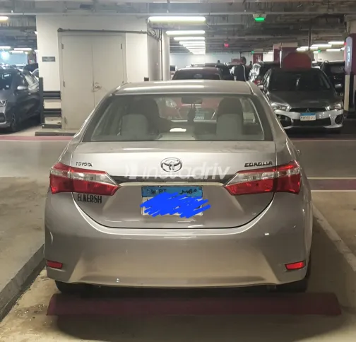 تويوتا كورولا 2018 أبيض مستعملة للبيع - 8