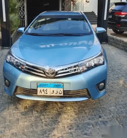 تويوتا كورولا 2015 أزرق غامق مستعملة للبيع - 1