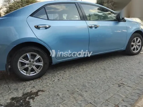 تويوتا كورولا 2015 أزرق غامق مستعملة للبيع - 2