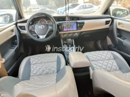 تويوتا كورولا 2015 أزرق غامق مستعملة للبيع - 3