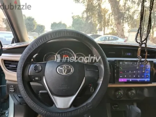 تويوتا كورولا 2015 أزرق غامق مستعملة للبيع - 4