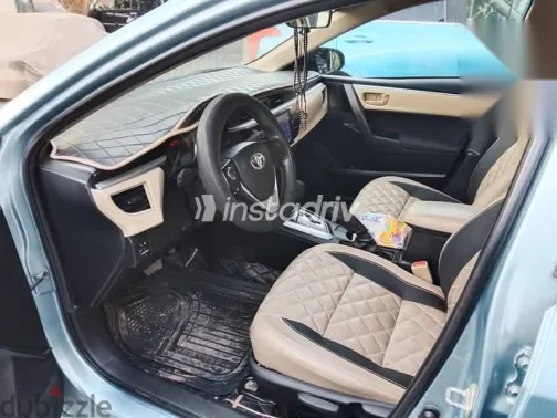 تويوتا كورولا 2015 أزرق غامق مستعملة للبيع - 5