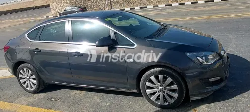 اوبل أسترا 2016 أبيض مستعملة للبيع - 1