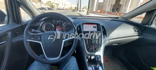 اوبل أسترا 2016 أبيض مستعملة للبيع - 2