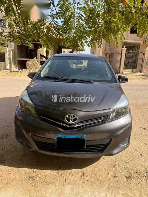 تويوتا ياريس 2014 رمادي مستعملة للبيع - 2