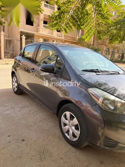 تويوتا ياريس 2014 رمادي مستعملة للبيع - 3