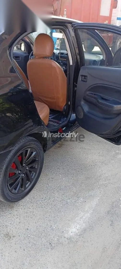 ميتسوبيشي اتراج 2015 أسود مستعملة للبيع - 1