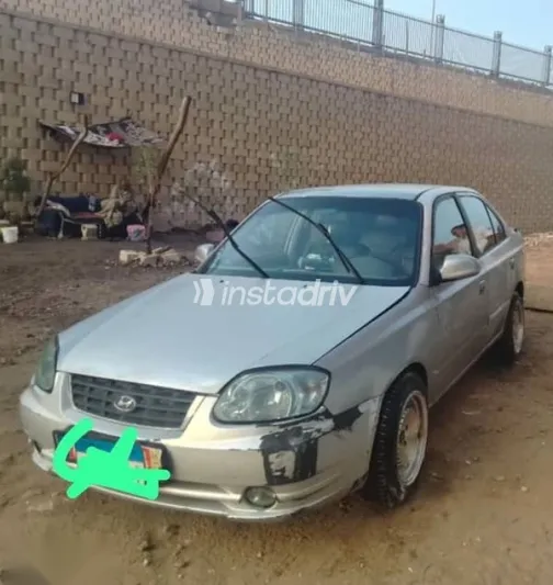 هيونداي فيرنا 2004 فضي مستعملة للبيع - 1