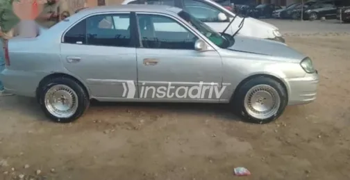 هيونداي فيرنا 2004 فضي مستعملة للبيع - 3