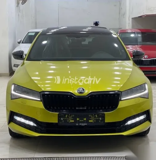 سكودا سوبيرب 2022 أصفر مستعملة للبيع - 1