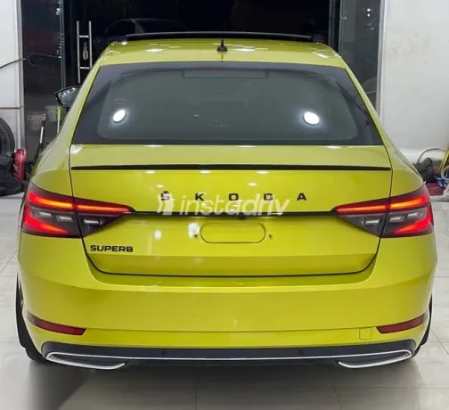 سكودا سوبيرب 2022 أصفر مستعملة للبيع - 2