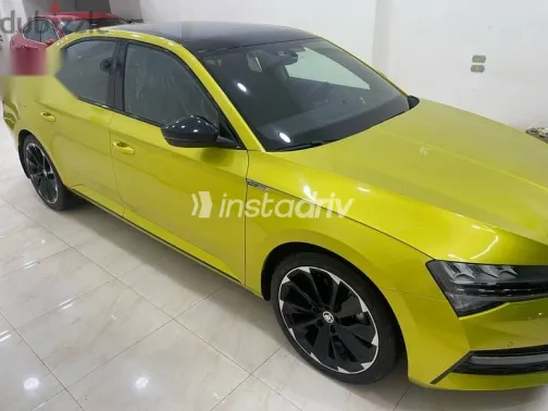 سكودا سوبيرب 2022 أصفر مستعملة للبيع - 3