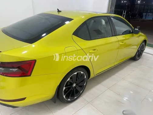 سكودا سوبيرب 2022 أصفر مستعملة للبيع - 4