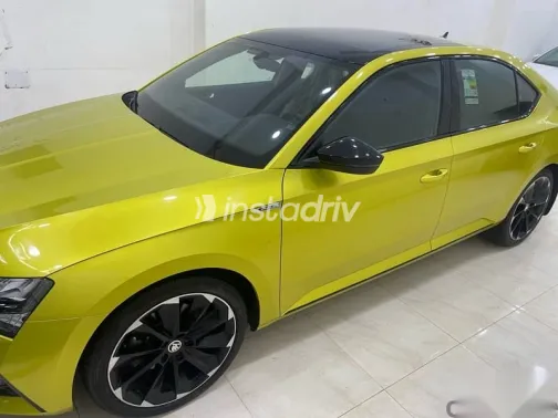 سكودا سوبيرب 2022 أصفر مستعملة للبيع - 5