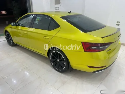 سكودا سوبيرب 2022 أصفر مستعملة للبيع - 6