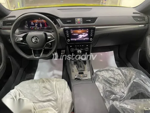 سكودا سوبيرب 2022 أصفر مستعملة للبيع - 7