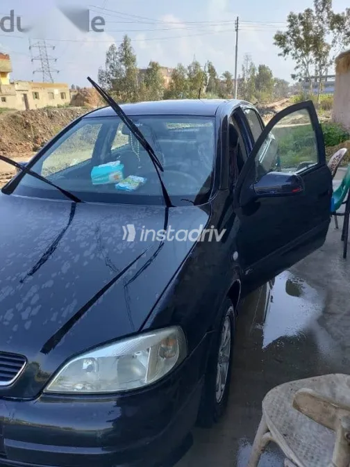 اوبل أسترا 2000 أسود مستعملة للبيع - 1