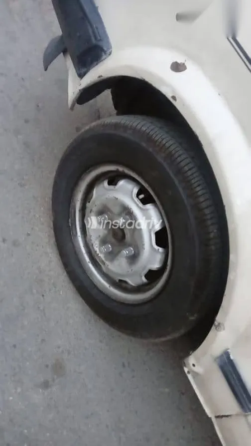 مازدا 323 1982 أبيض مستعملة للبيع - 3