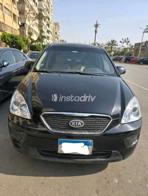 كيا كارينز 2011 أبيض مستعملة للبيع - 1