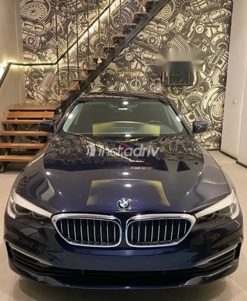 بي ام دبليو 520 2019 أزرق غامق مستعملة للبيع - 1