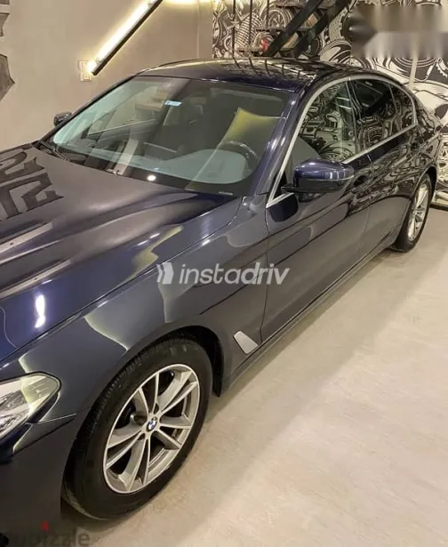 بي ام دبليو 520 2019 أزرق غامق مستعملة للبيع - 2