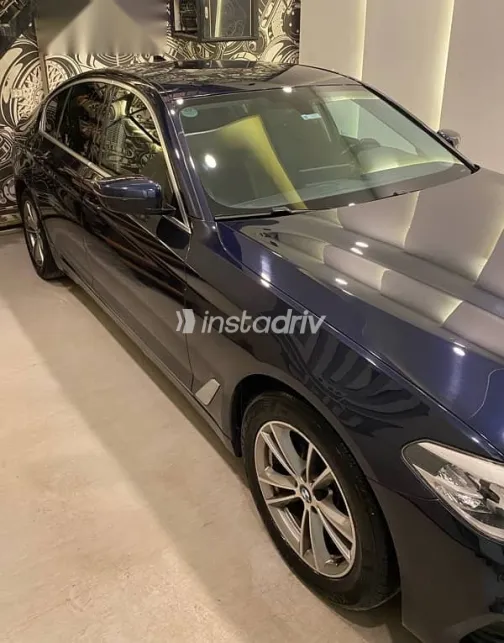 بي ام دبليو 520 2019 أزرق غامق مستعملة للبيع - 3
