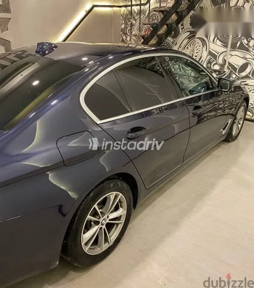 بي ام دبليو 520 2019 أزرق غامق مستعملة للبيع - 4