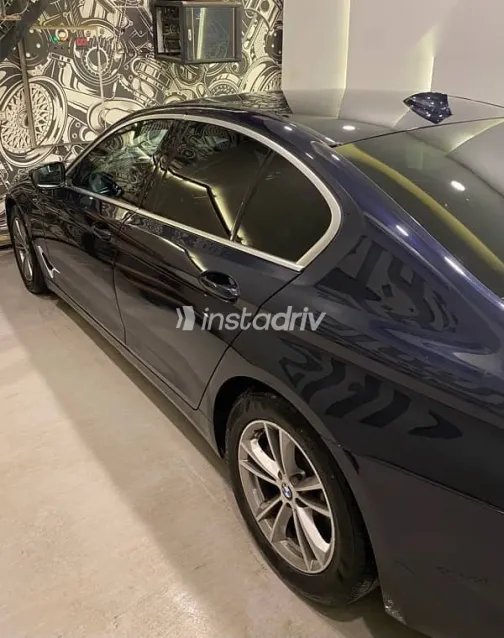 بي ام دبليو 520 2019 أزرق غامق مستعملة للبيع - 5