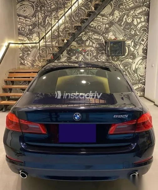 بي ام دبليو 520 2019 أزرق غامق مستعملة للبيع - 6