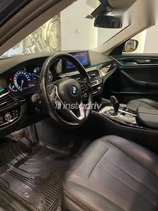 بي ام دبليو 520 2019 أزرق غامق مستعملة للبيع - 8
